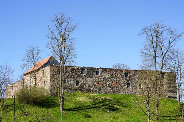 Středověké Hrad Zříceniny Aizpute Lotyšsko Aizpute Hrad Zříceniny Slunném Jarním — Stock fotografie
