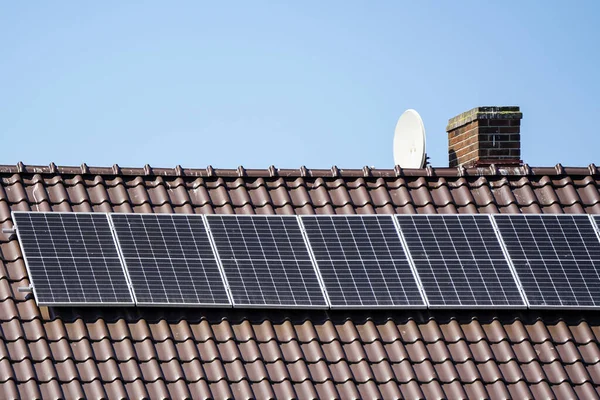 Fotovoltaické Solární Panely Namontované Obytném Domě Hnědé Kovové Dlaždice Střecha — Stock fotografie