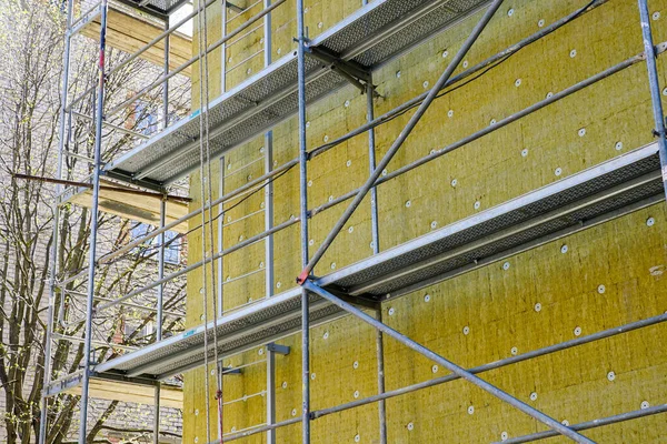 Värmeisolering Fasaden Lägenhetsbyggnad Med Tjocka Mineralplattor Stenull Med Hjälp Byggnadsställningar — Stockfoto