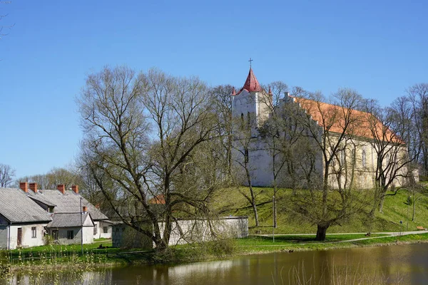 Widok Wiosny Przez Drzewa Ewangelicko Luterańskiego Kościoła Aizpute Łotwa Europa — Zdjęcie stockowe