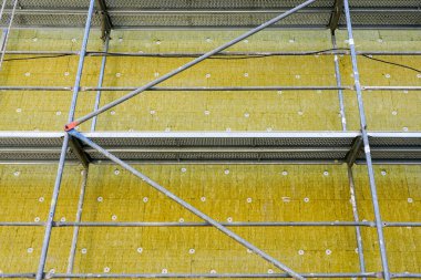 Termal yalıtım için kalın mineral kaya yünü plakalı evin duvarı, sürdürülebilir ısı enerjisi tasarrufu.