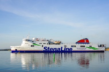 Liepaja, Letonya - 09 Mayıs 2023: Stena Line feribotu Stena Flavia Liepaja limanından ayrılıyor, 2008 yapımı, 186,5 metre uzunluğunda, yolcu, araba ve kamyon yüklü.