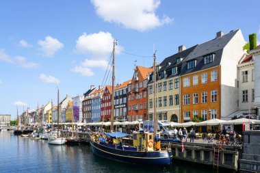 Kopenhag, Danimarka - 27 Mayıs 2023: Kopenhag, Avrupa 'daki Nyhavn bölgesinde güzel renkli evler ve tekneler