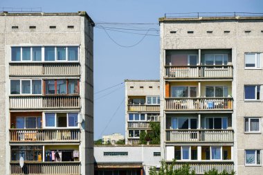 Fakir bir bölgede eski bir apartmanın dış cephesinin renkli bir parçası, güneşli bir günde ucuz bir şehir merkezi.