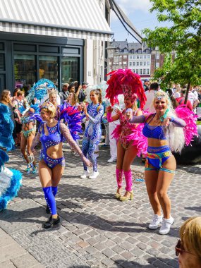 Kopenhag, Danimarka - 27 Mayıs 2023: Kopenhag sokaklarında her yıl Latin tarzı renkli ve gürültülü karnaval geçidi