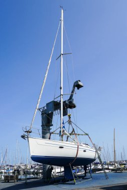 Tekne, su altı kısmının onarımı ve bakımı için bir yelkenli tarafından kıyıya çıkarıldı.