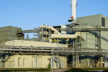 Büyük modern biyokütle eş-üretim enerji santrali, ahşap çip güç santrali, mavi gökyüzü arka planı donanımı dış görünüm