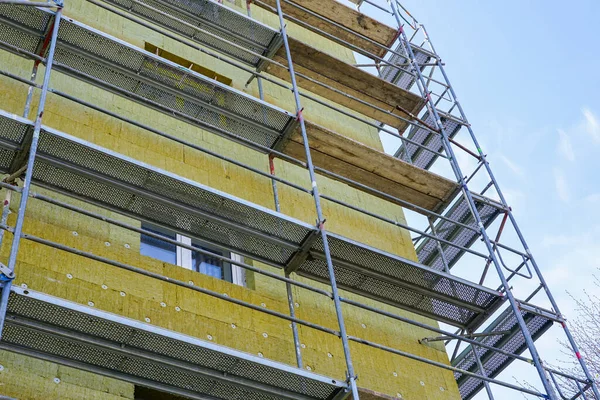 Ställning Runt Fasaden Lägenheten Byggnad För Att Utföra Värmeisolering Fungerar — Stockfoto
