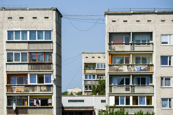 Färgglada Fragment Fasaden Gammal Lägenhetsbyggnad Ett Fattigt Område Billiga Stadskvarter — Stockfoto
