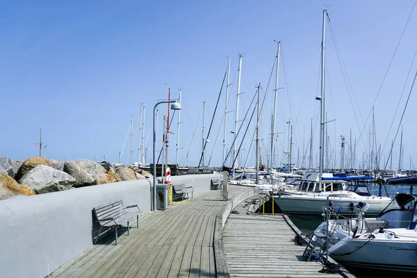 Elegancka Nowoczesna Przystań Jachtowa Przycumowanymi Molo Żaglówkami Frezami Wybrzeżu Danii — Zdjęcie stockowe