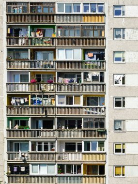 Fakir bir bölgede eski bir apartmanın dış cephesinin renkli bir parçası, güneşli bir günde ucuz bir şehir merkezi.