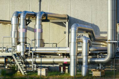Isı üretim tesisinin dışındaki çeşitli paslanmaz çelik borulardan oluşan soyut endüstriyel sistem, soyut endüstri arka planı