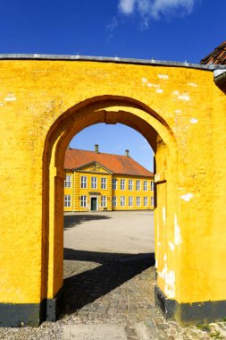 Roskilde, Danimarka - 28 Mayıs 2023: Şu anda çağdaş sanat müzesi olan 1733-36 yılları arasında inşa edilen Roskilde 'deki kraliyet sarayına bakın.