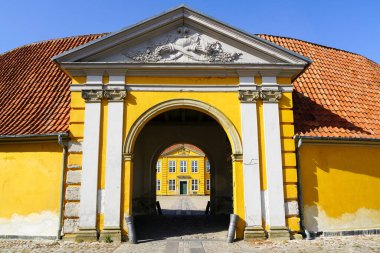 Roskilde, Danimarka - 28 Mayıs 2023: Şu anda çağdaş sanat müzesi olan 1733-36 yılları arasında inşa edilen Roskilde 'deki kraliyet sarayına bakın.