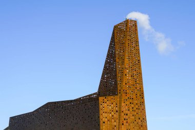 Roskilde, Danimarka - 28 Mayıs 2023: Hollandalı mimar Erick van Egeraat tarafından tasarlanan atık yakma fırını ve termik elektrik santrali