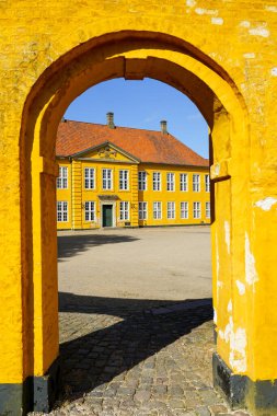 Roskilde, Danimarka - 28 Mayıs 2023: Şu anda çağdaş sanat müzesi olan 1733-36 yılları arasında inşa edilen Roskilde 'deki kraliyet sarayına bakın.