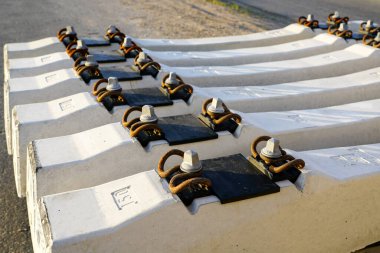 Raylar yığılmadan önce yeni modern beyaz takviyeli beton demiryolu pist pusucuları demiryolu montajlı