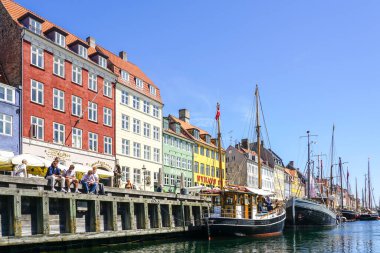 Kopenhag, Danimarka - 30 Mayıs 2023: Kopenhag, Danimarka, Avrupa 'daki Nyhavn bölgesinde güzel renkli tarihi evler ve tekneler