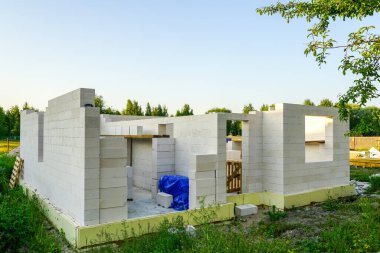 Tek aile inşaat alanı, beton bloklardan duvar inşaatı, temel termal yalıtım.
