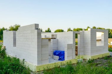 Tek aile inşaat alanı, beton bloklardan duvar inşaatı, temel termal yalıtım.