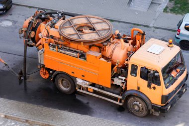 Kamyon birleştirilmiş vakumlu vakum ve kanal jetleme makinesi belediye hizmetleri, su püskürtme jetleri ve vakum makinesinde çalışıyor