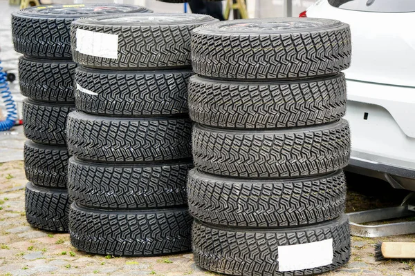 Conjuntos Nuevos Neumáticos Rallye Grava Alto Rendimiento Primer Plano Del —  Fotos de Stock