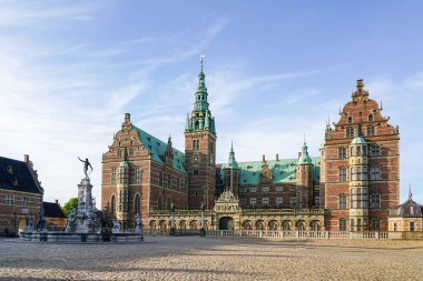 Danimarka Hillerod 'daki Frederiksborg kalesinin ön cephesinde Neptune Çeşmesi, mavi gökyüzü arka planı