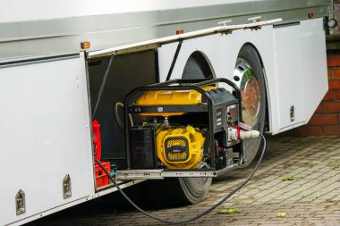 Raylardaki güç jeneratörü otobüsün bagaj bölümünden çıkarıldı ve ikmal sistemine bağlandı.