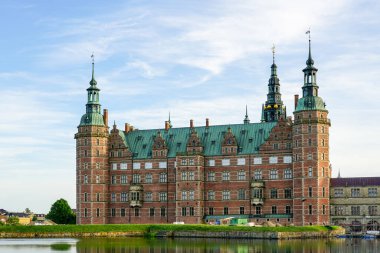 Hillerod, Danimarka 'daki Frederiksborg kalesi, göl cephesi, güzel Rönesans sarayı cephesi, mavi gökyüzü arka planı
