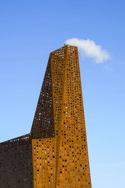 Atık yakma ve geri dönüşüm fabrikası bacası Roskilde, Danimarka 'da mavi gökyüzü arka planında. Atık geri dönüşüm fabrikası.