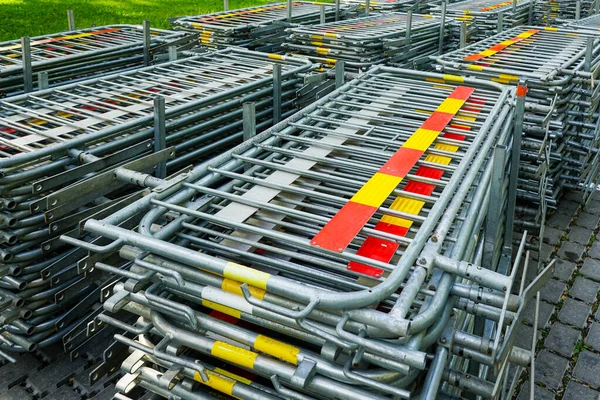 Organizasyon ve kalabalık kontrolü için büyük galvanize metalik çitler yığını. Çelik çitler, taşınabilir taşınabilir çitler.