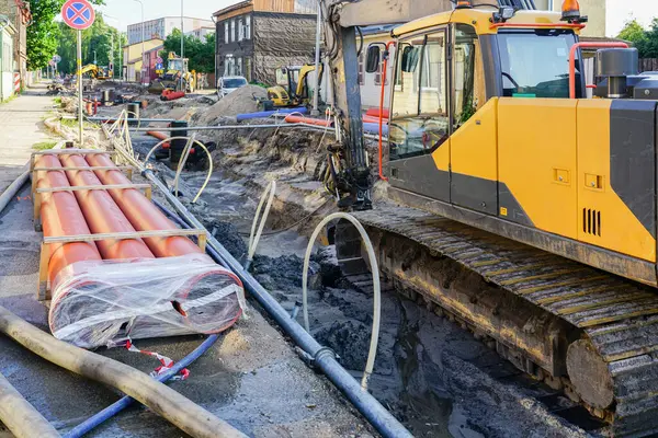 Sokak yeniden inşa manzarası, derin ve geniş hendek, yeraltı boruları ve kuyuları, yeni borular, kazıcı, su arıtma sistemi boruları ve hortumları değiştirildi.