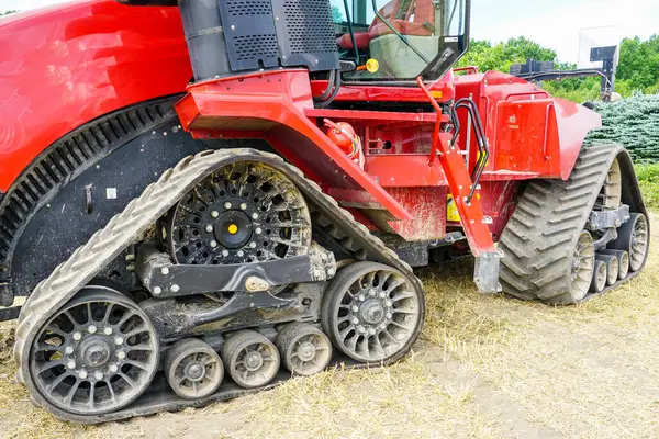Suspensi Crawler Karet Segitiga Modern Dari Mesin Pertanian Jalan Transmisi — Stok Foto