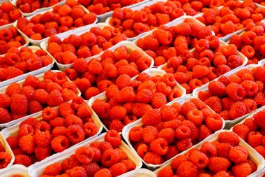 Beyaz kağıt sepetlerde güzel taze ahududu sergisi, simetrik üst manzara