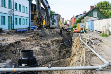 Sokak yeniden inşa manzarası, derin siper, su arıtma sistemi, yeni ve eski borular, plastik kuyu, kazıcı, boru hattı değiştirme