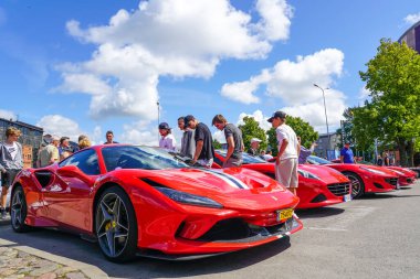 Liepaja, Letonya - 20 Temmuz 2023: Avrupalı Ferrari araba sahipleri etkinliği ve halka açık araba fuarı, Ferrari F8 haracı