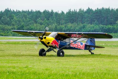 Liepaja, Letonya - 06 Ağustos 2023: Cub Crafters Karbon Cub uçağı SP-YHB, Red Bull uçağı ve pilot Lukasz Czepiela
