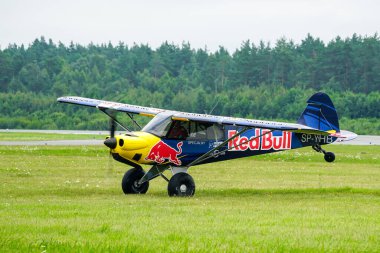 Liepaja, Letonya - 06 Ağustos 2023: Cub Crafters Karbon Cub uçağı SP-YHB, Red Bull uçağı ve pilot Lukasz Czepiela