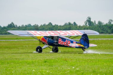 Liepaja, Letonya - 06 Ağustos 2023: Cub Crafters Karbon Cub uçağı SP-YHB, Red Bull uçağı ve pilot Lukasz Czepiela