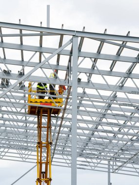 Kendinden itişli makas kaldırma platformu, metal yapıların montajı kullanılarak karmaşık büyük hacimli çelik çerçeve yapısı montajı