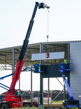 Sandviç panelleri duvar montajı teleskopik bumbalı vinç ve iki kendinden itişli eklemli bumbar asansör, sandöviç panelleri duvar montajı