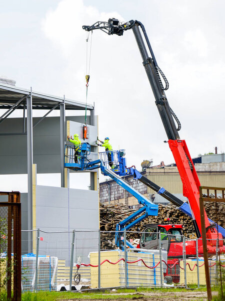 Sandwich panels wall assembly using telescopic boom crane and two self propelled articulating boom lifts, sandwich panels wall mounting