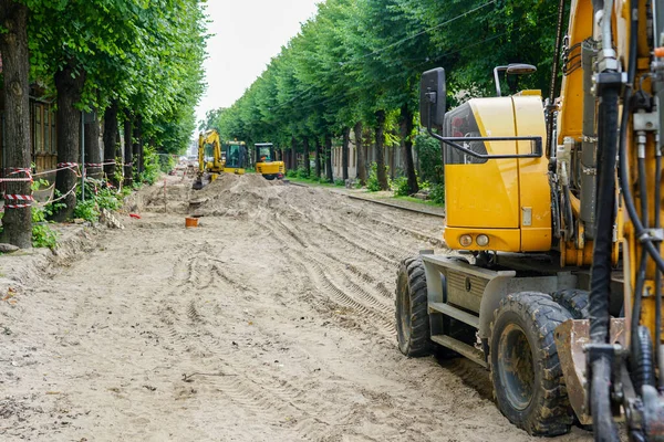 Çok sayıda kazıcı ve diğer makinelerle sokak yeniden inşa görüntüsü, sökülmüş sokak yüzeyi, yeraltı iletişim borularının yerini aldı