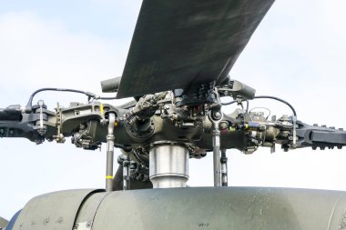 Liepaja, Letonya - 06 Ağustos 2023: Helikopter Kara Şahin UH-60 pervane ve pervaneler hava gösterisinde yakın çekim, pervane sürüş teçhizleri, helikopter rotoru