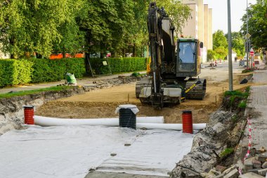 Sokakların yeniden inşası, sürüngen kazıcısı, çakıl tabakası, plastik kuyuların boşaltılması ve ayrılması için jeotextile kumaş ruloları kullanılıyor.