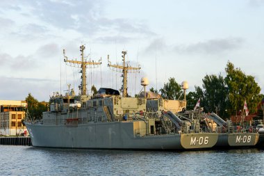 Liepaja, Letonya - 16 Ağustos 2023: Letonya Donanması gri savaş gemileri M-06 ve M-08 Liepaja liman kanalına demirlediler