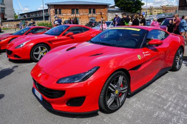 Liepaja, Letonya - 20 Temmuz 2023: Avrupa Ferrari araba sahipleri etkinliği ve halka açık otomobil fuarı, Ferrari Portofino F164 ön planda