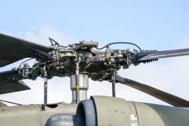 Liepaja, Letonya - 06 Ağustos 2023: Helikopter Kara Şahin UH-60 pervane ve pervaneler hava gösterisinde yakın çekim, pervane sürüş teçhizleri, helikopter rotoru