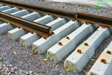 Yeni tramvay raylarını, titreşim ve gürültü salınımını azaltan poliüretan pedlerle yeni beton yataklı vagonlara yerleştirmenin yanı sıra rayları izole ediyor.