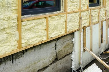 İkamet yerinin beton temeli süngerle kaplanmış, ön cepheye poliüretan köpük püskürtülmüş.